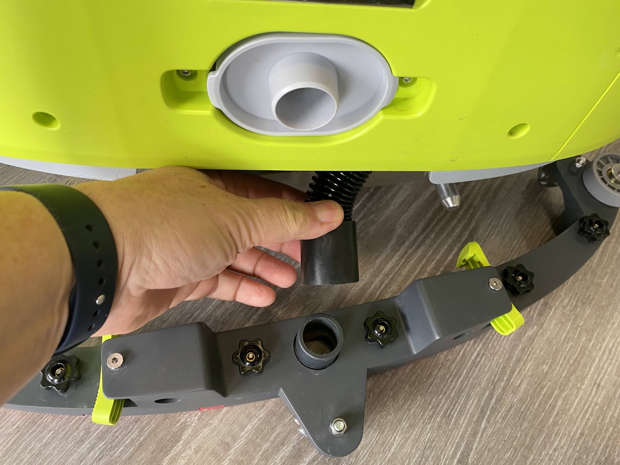 Absaugschlauch von Sauglippe vom Cc1 Reinigungsroboter entfernen und Gummilippe unter warmen Wasser waschen