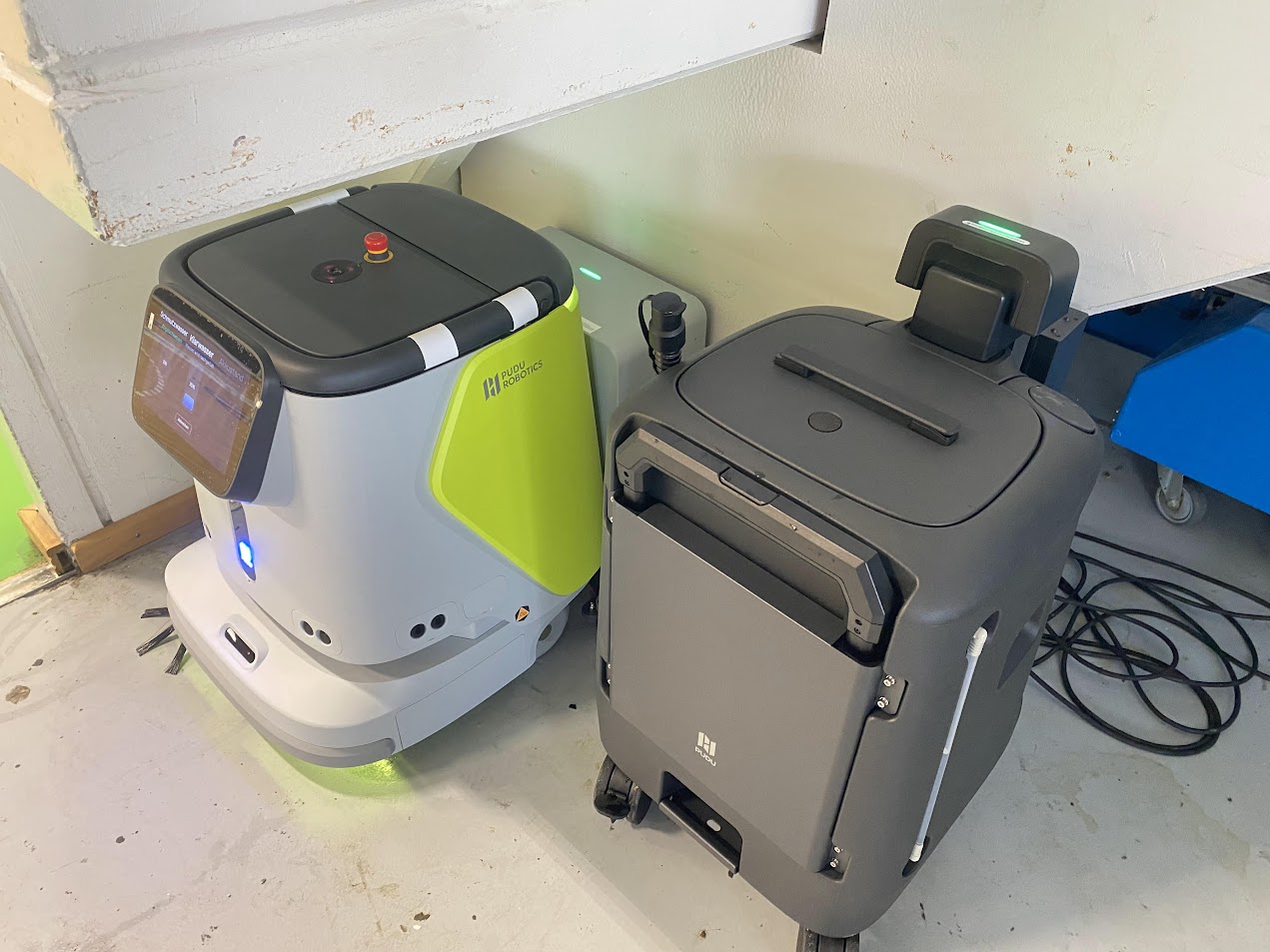 Mobiler-Wassertank-30-liter-Pudu-CC1-Reinigungsroboter-schwarz-mit-Roboter